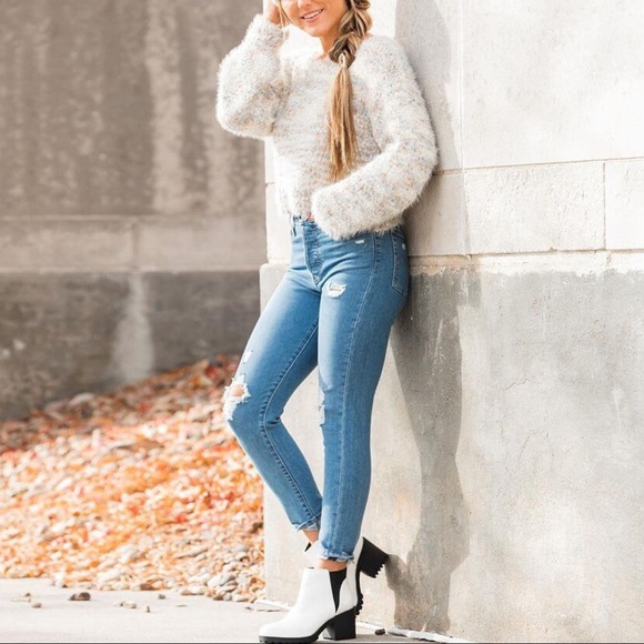 Levi’s Wedgie Fit High Rise Distressed Crop Jeans - Picture 14 of 16